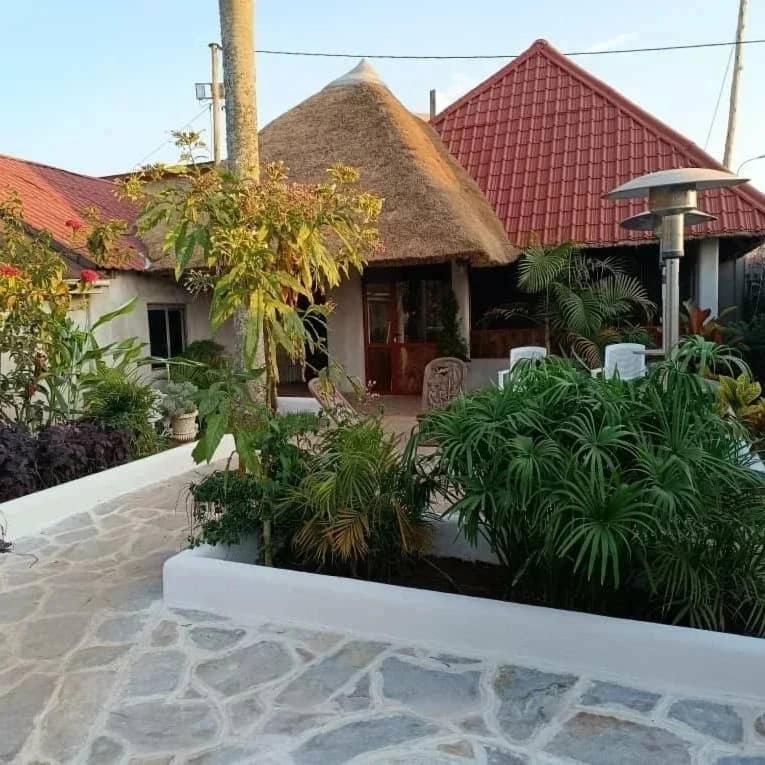 Mia Safari Lodge And Restaurant Entebbe Eksteriør billede