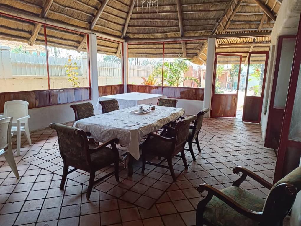 Mia Safari Lodge And Restaurant Entebbe Eksteriør billede